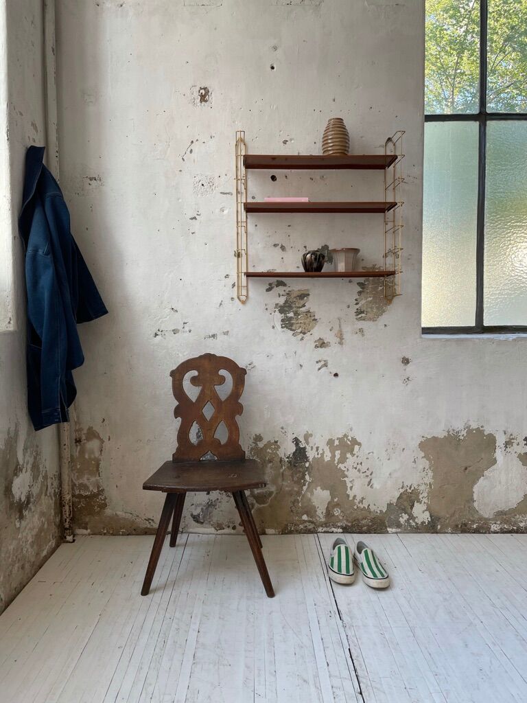 String-type wall shelf