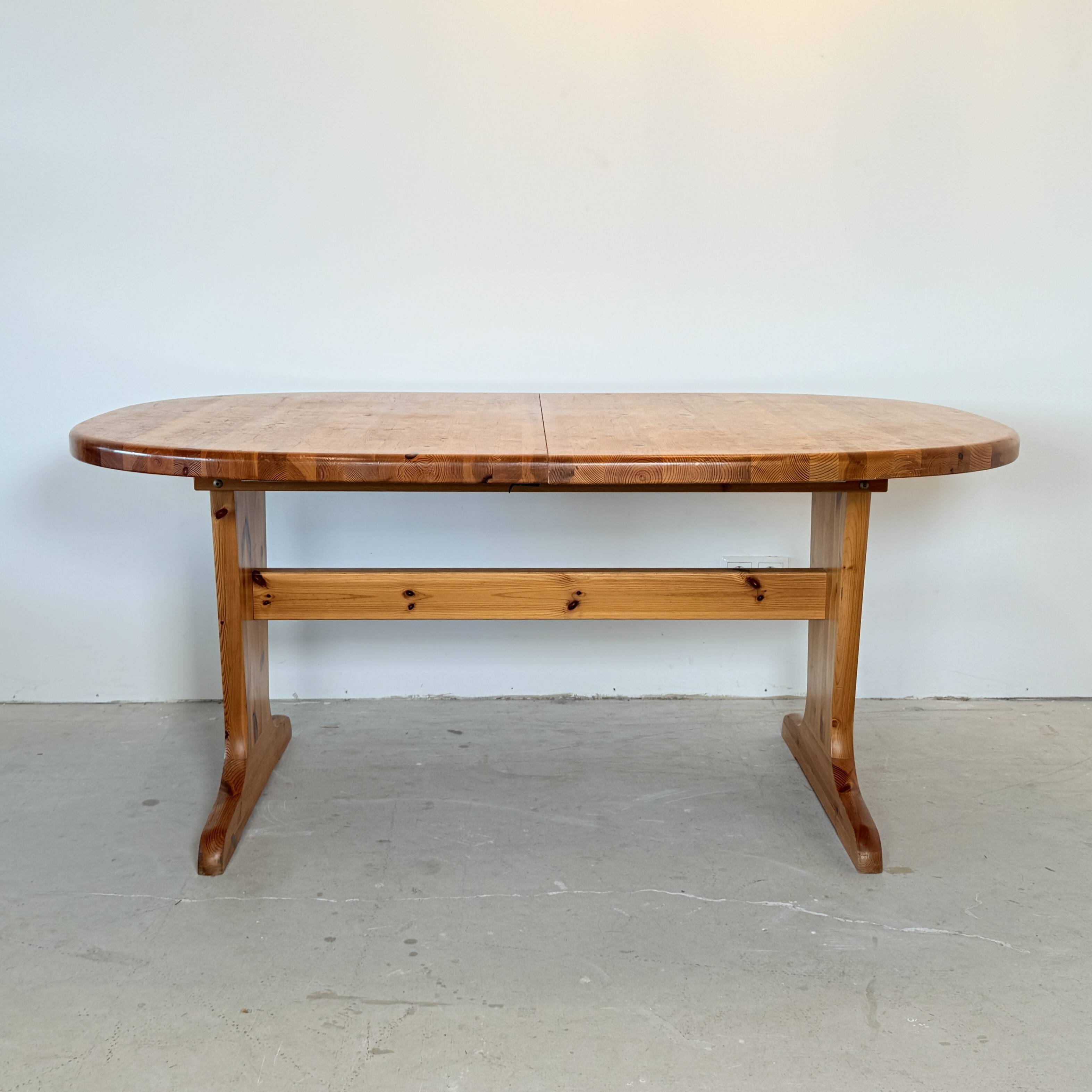 Vintage oval pine table with extendable top