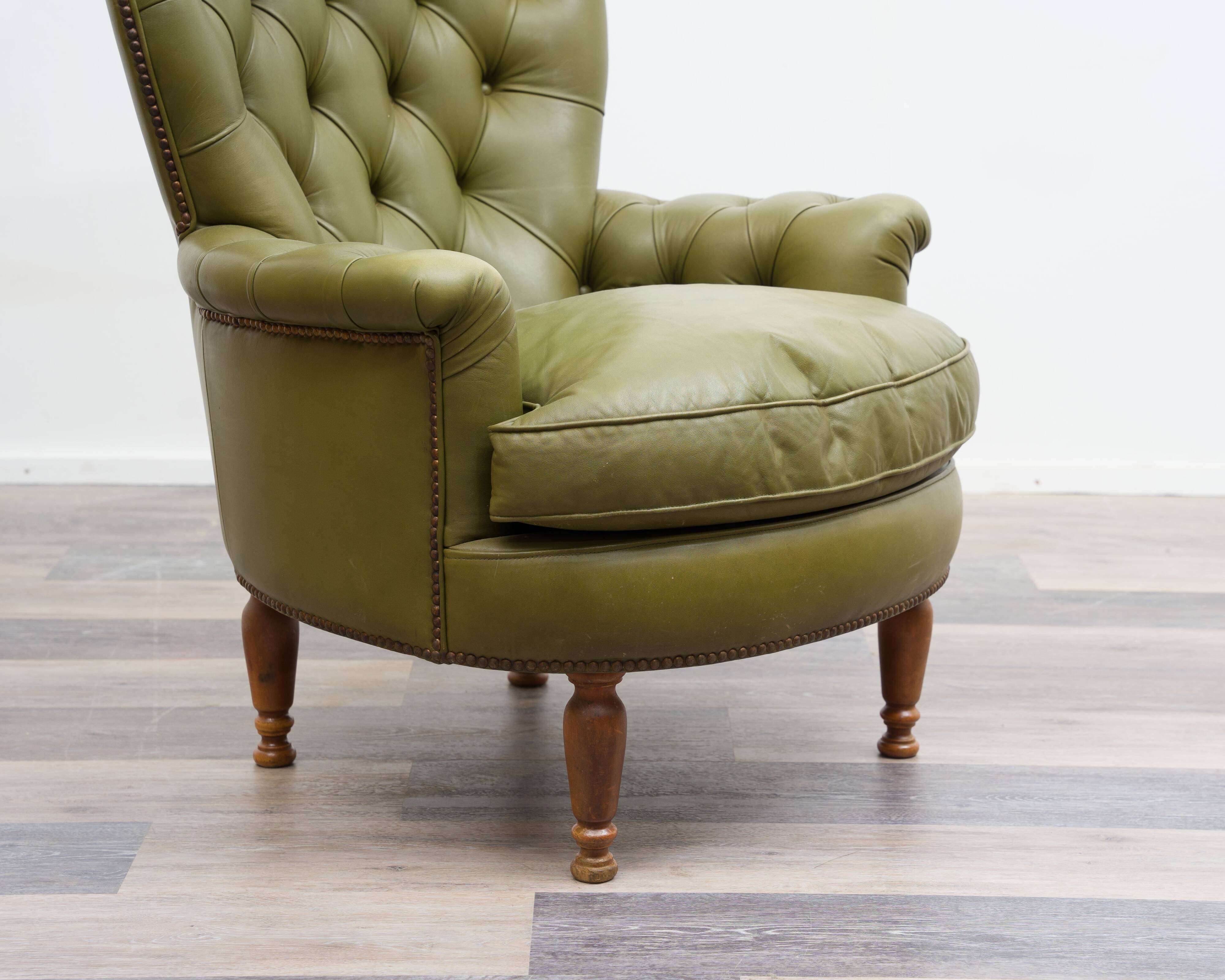 Fauteuil Chesterfield en cuir vert olive