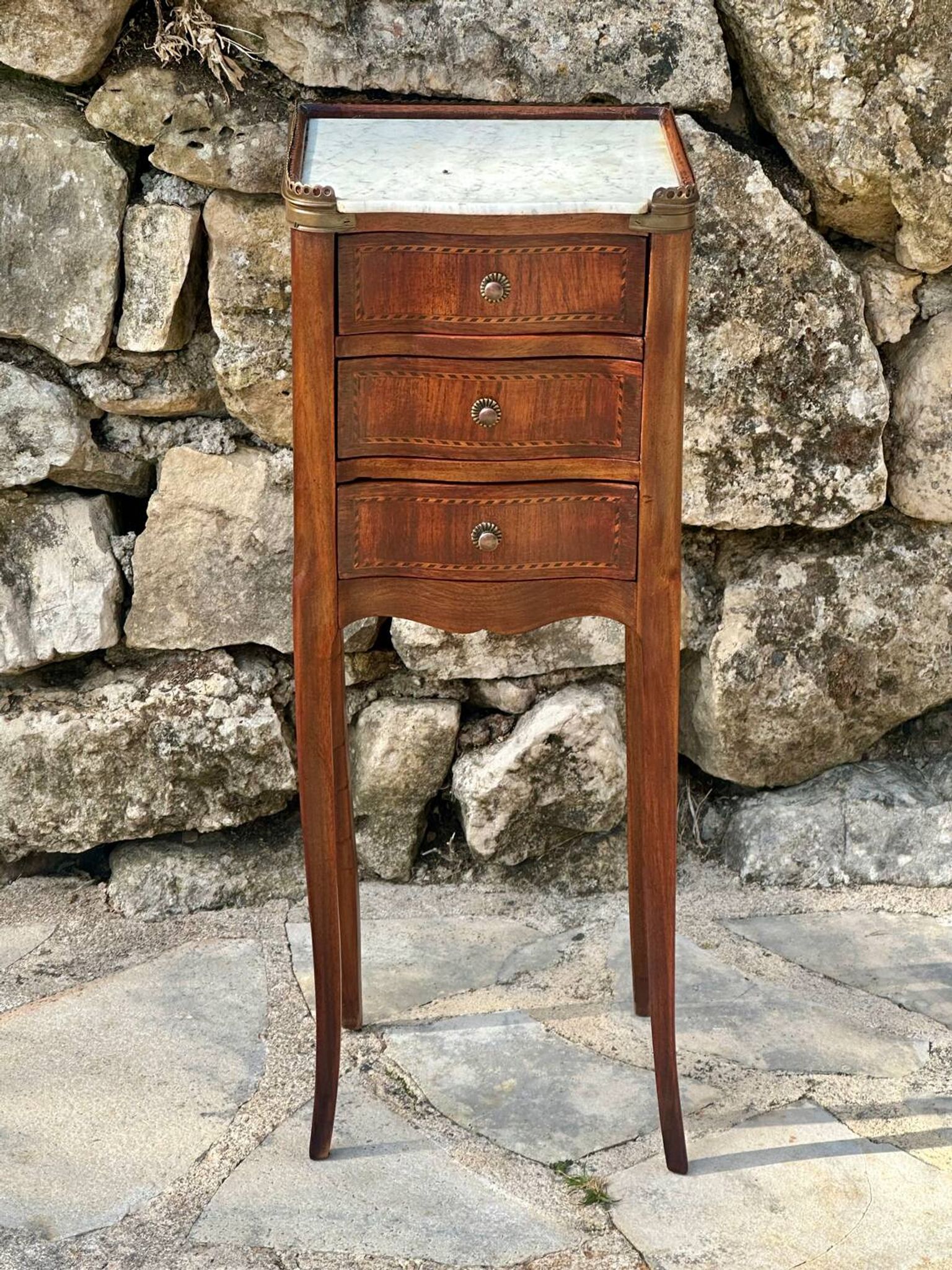 Petite table Chiffonnière en bois de placage de style Transition .