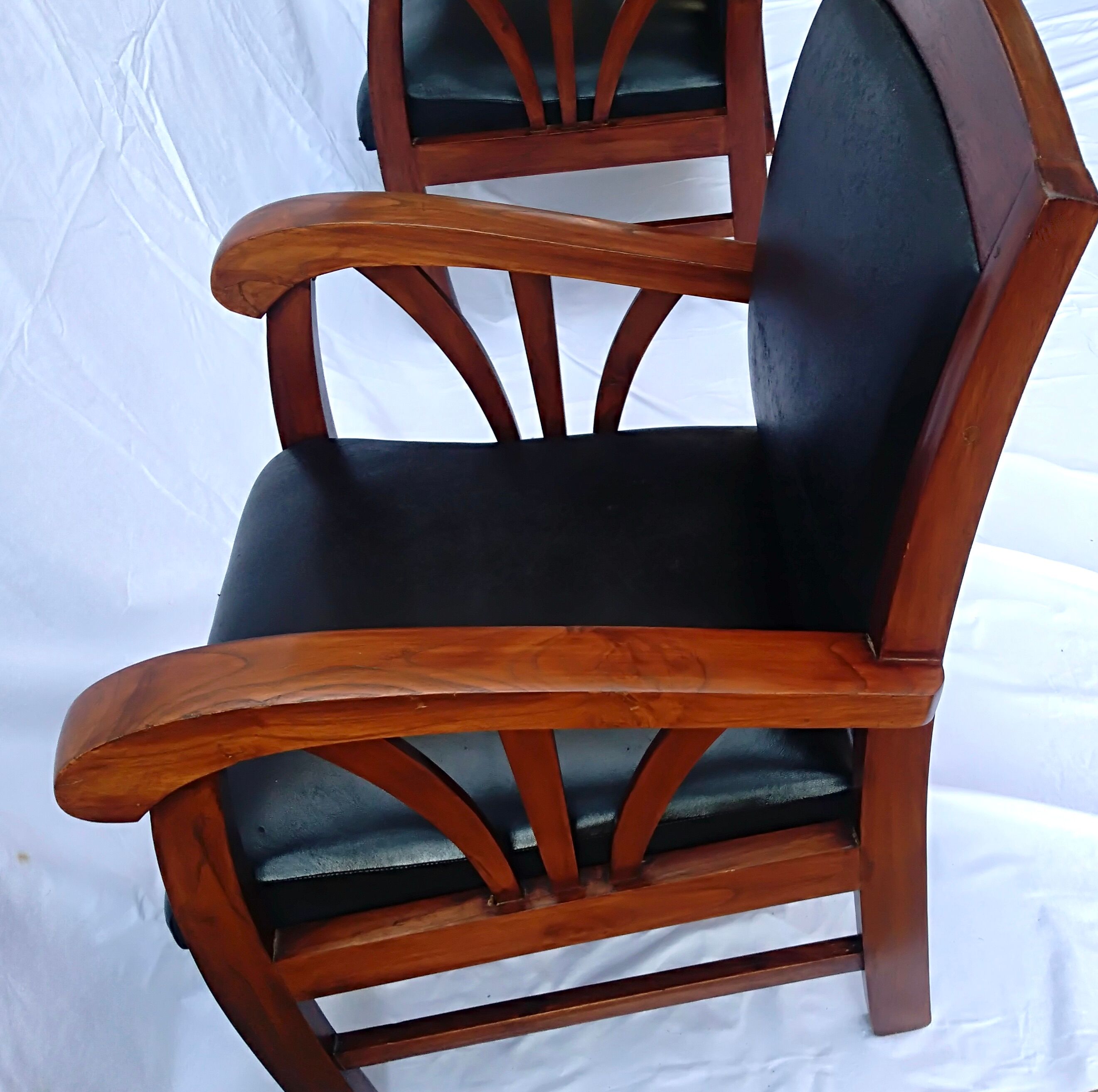 Paire de fauteuils style colonial bois et cuir de chèvre