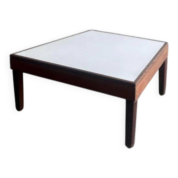 Table d'appoint basse en bois brun chaud, style Mid-Century, au profil élégant (années 1950-1960)