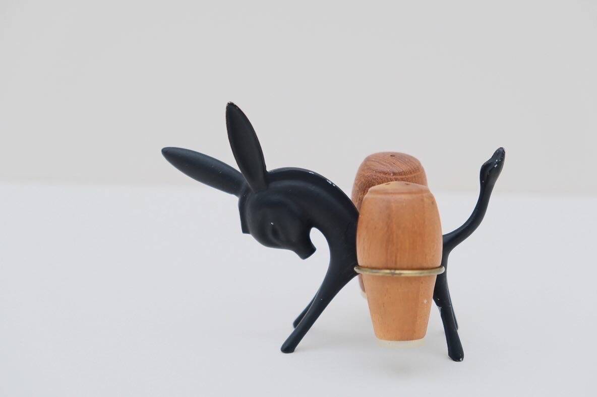 Ensemble de salière et poivrière en forme d’âne Walter BOSSE par Herta BALLER en laiton et teck, Autriche 1950