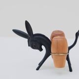 Ensemble de salière et poivrière en forme d’âne Walter BOSSE par Herta BALLER en laiton et teck, Autriche 1950