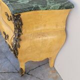 Commode galbée style Louis XV en marqueterie en loupe d'orme et bronze