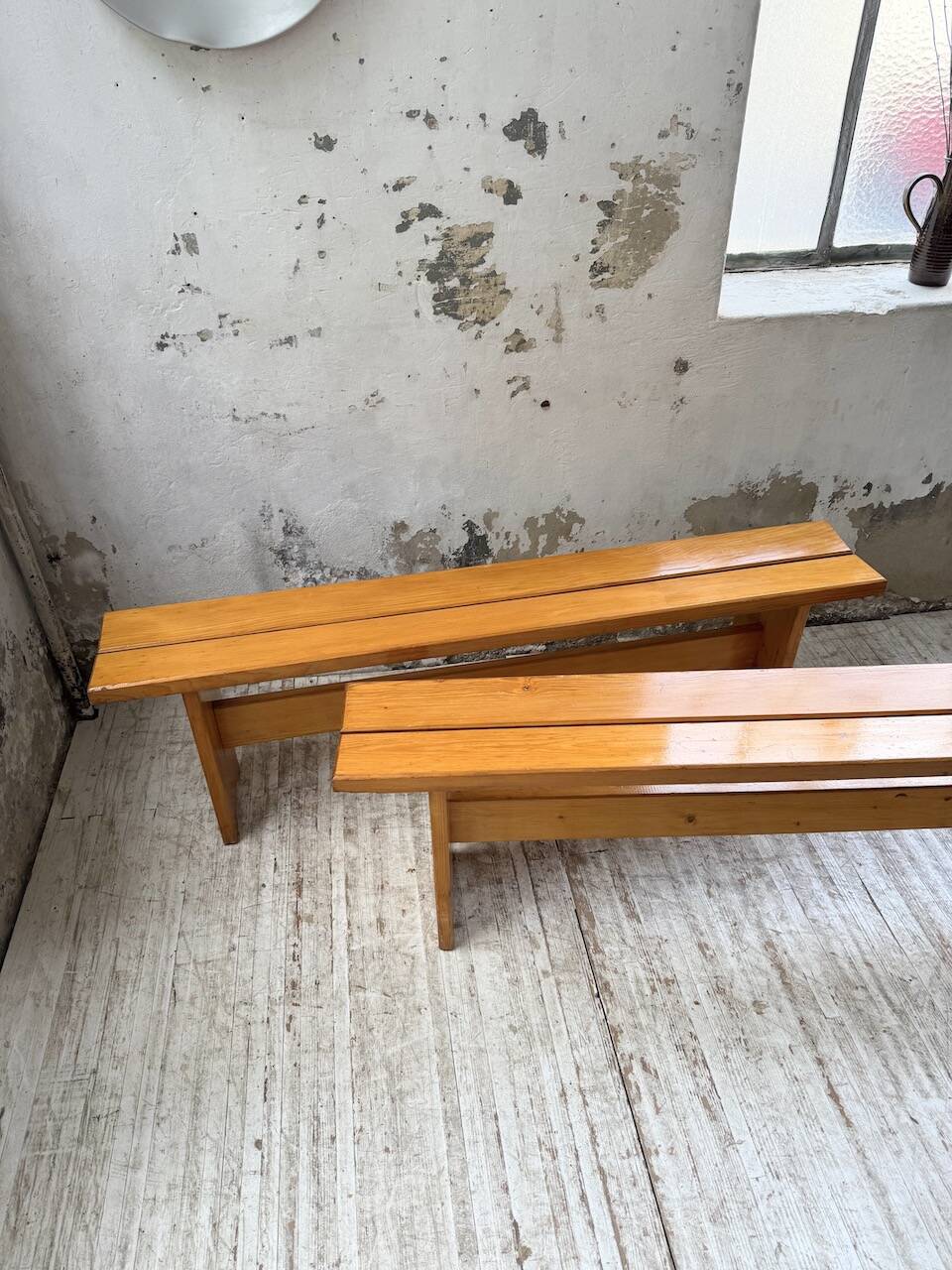 Paire de bancs en pin Charlotte Perriand Les arcs