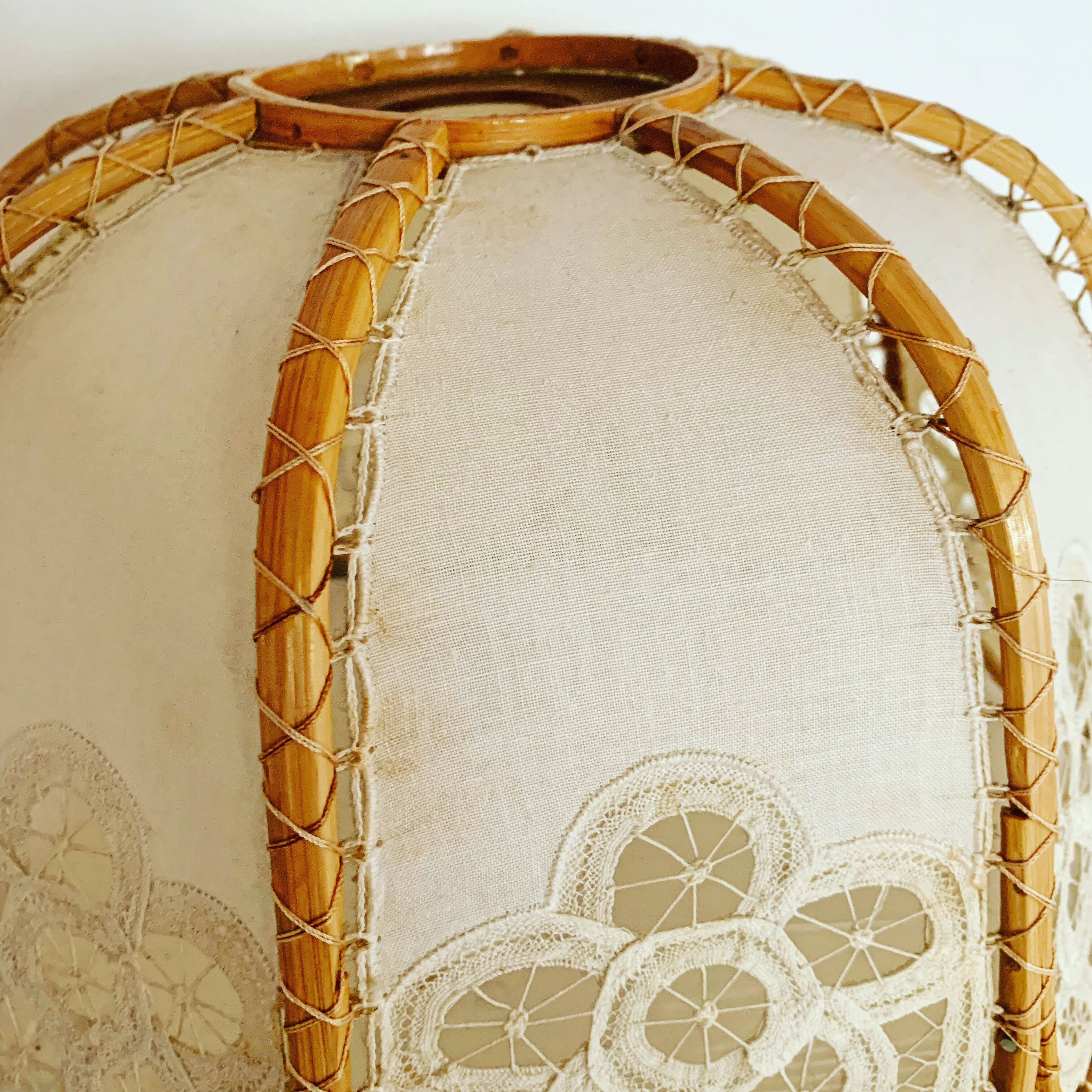 Vintage suspension lamp in rattan and lace