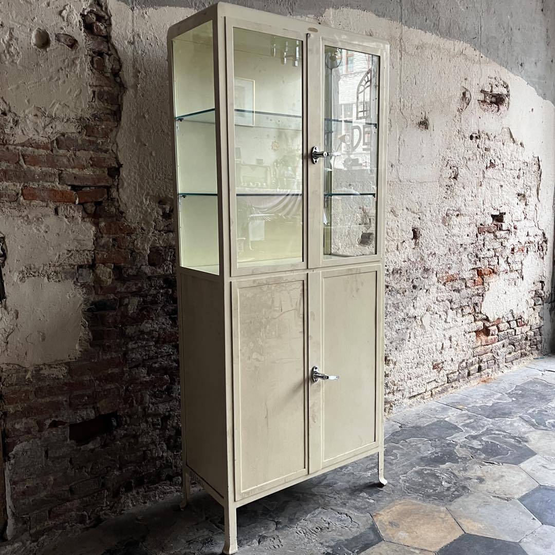 Armoire médicale - style industriel