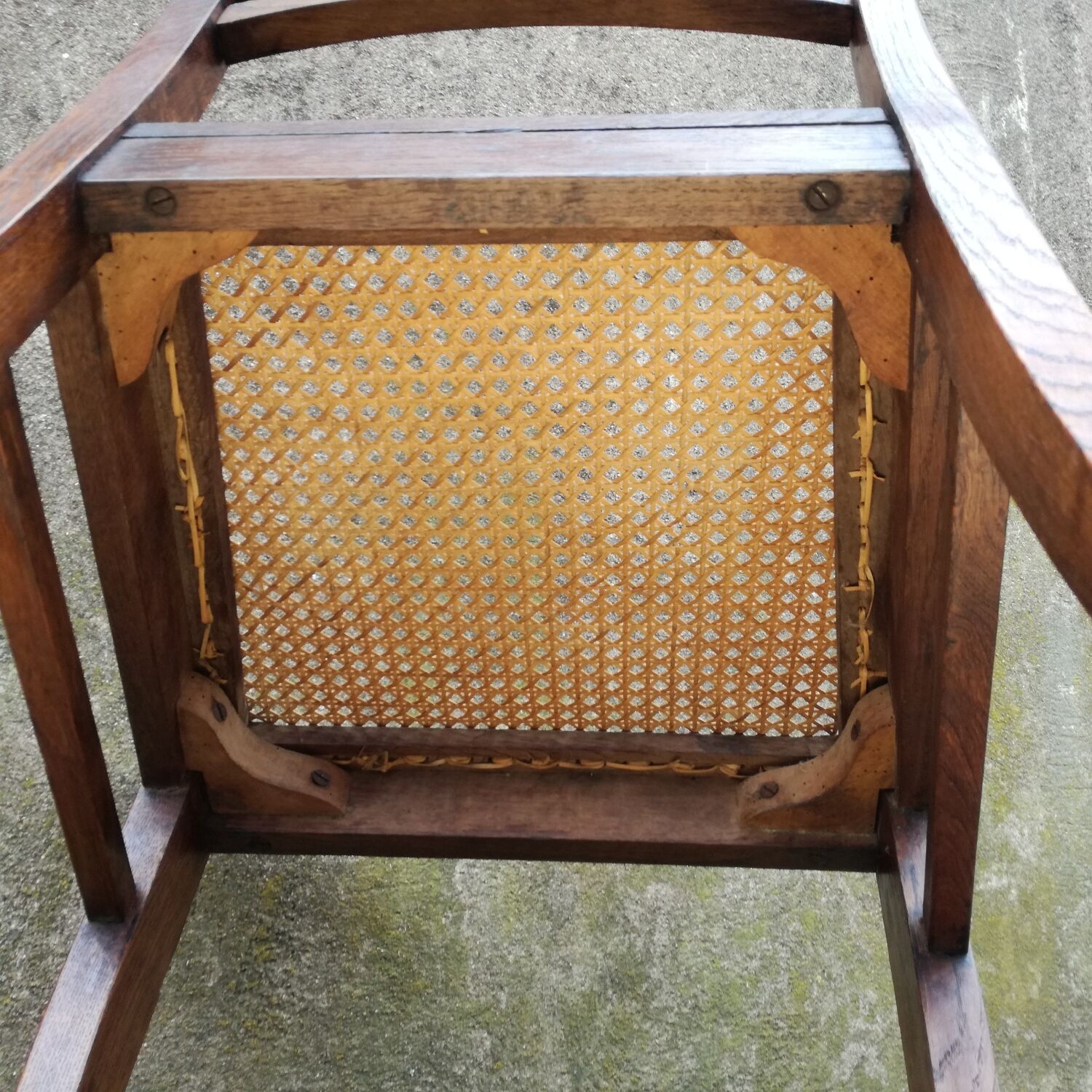 Living room chair with canning seat