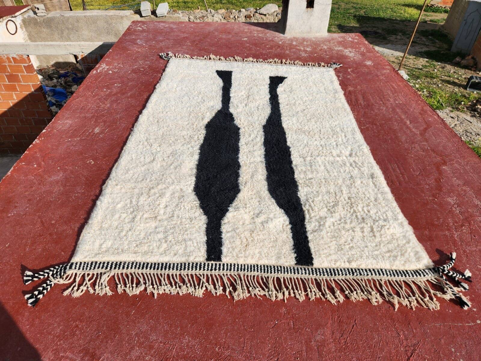 Beni Ouarain Berber rug in cream with black pattern 300x200 cm – natural wool