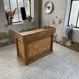 Trading counter central island pine