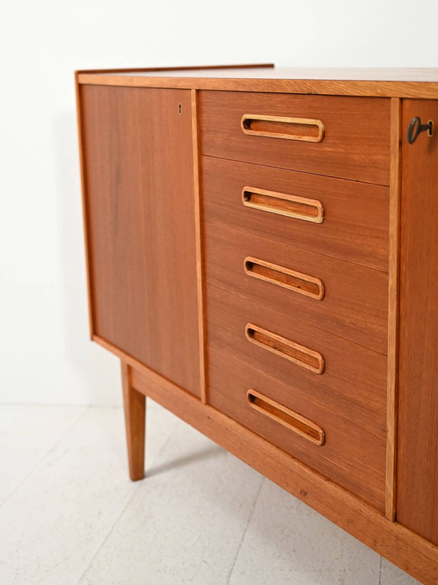 Buffet scandinave des années 1950 avec poignées incrustées.