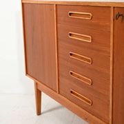 Buffet scandinave des années 1950 avec poignées incrustées.