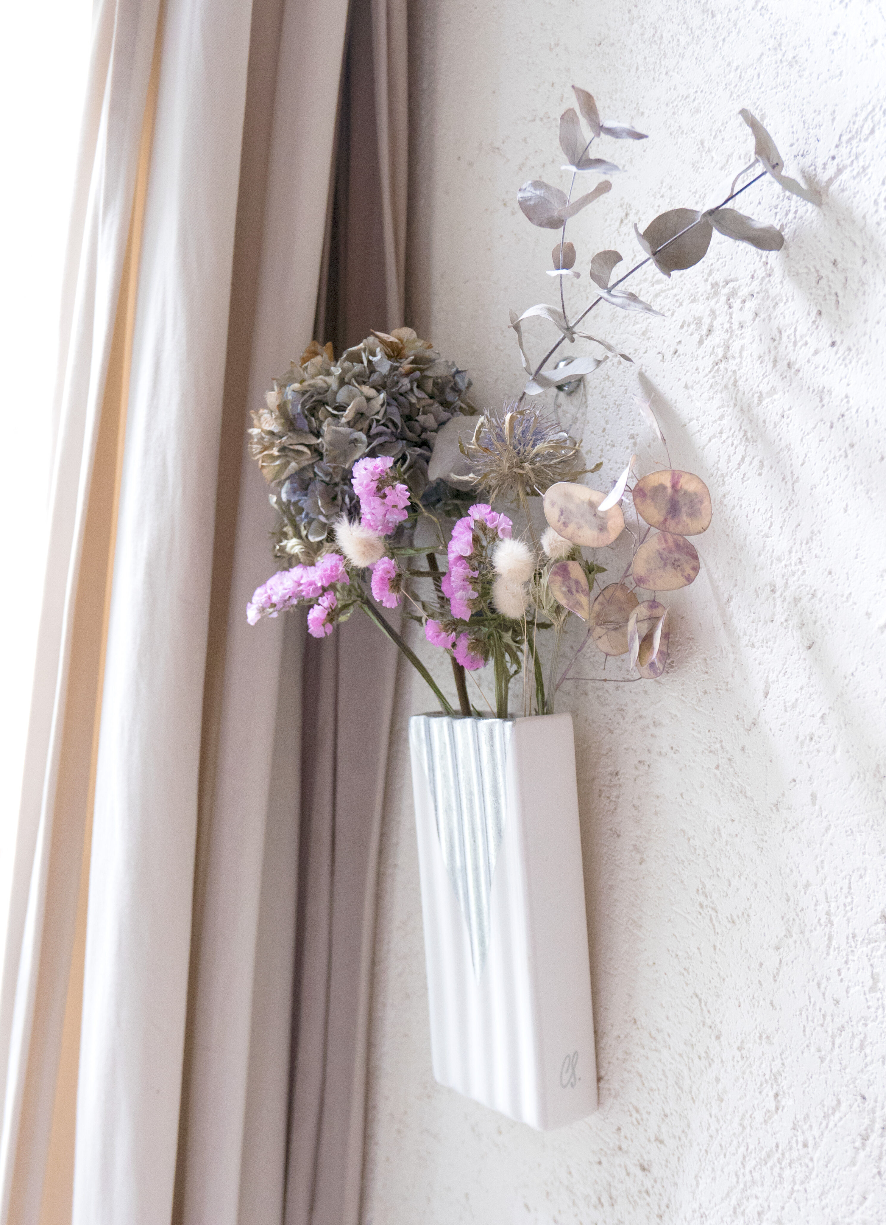 "V" - Wall vase