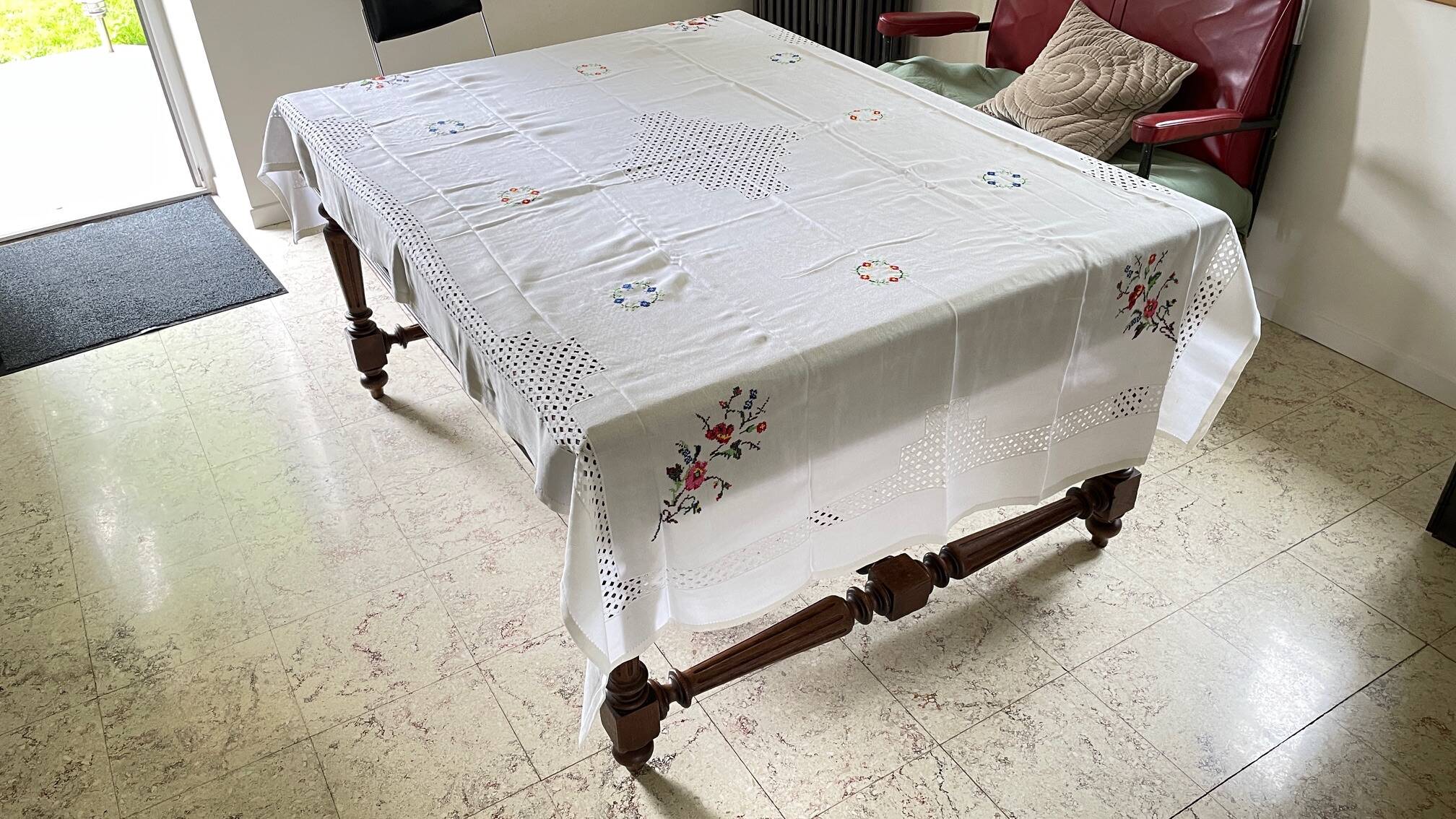 Embroidered tablecloth + 12 vintage napkins