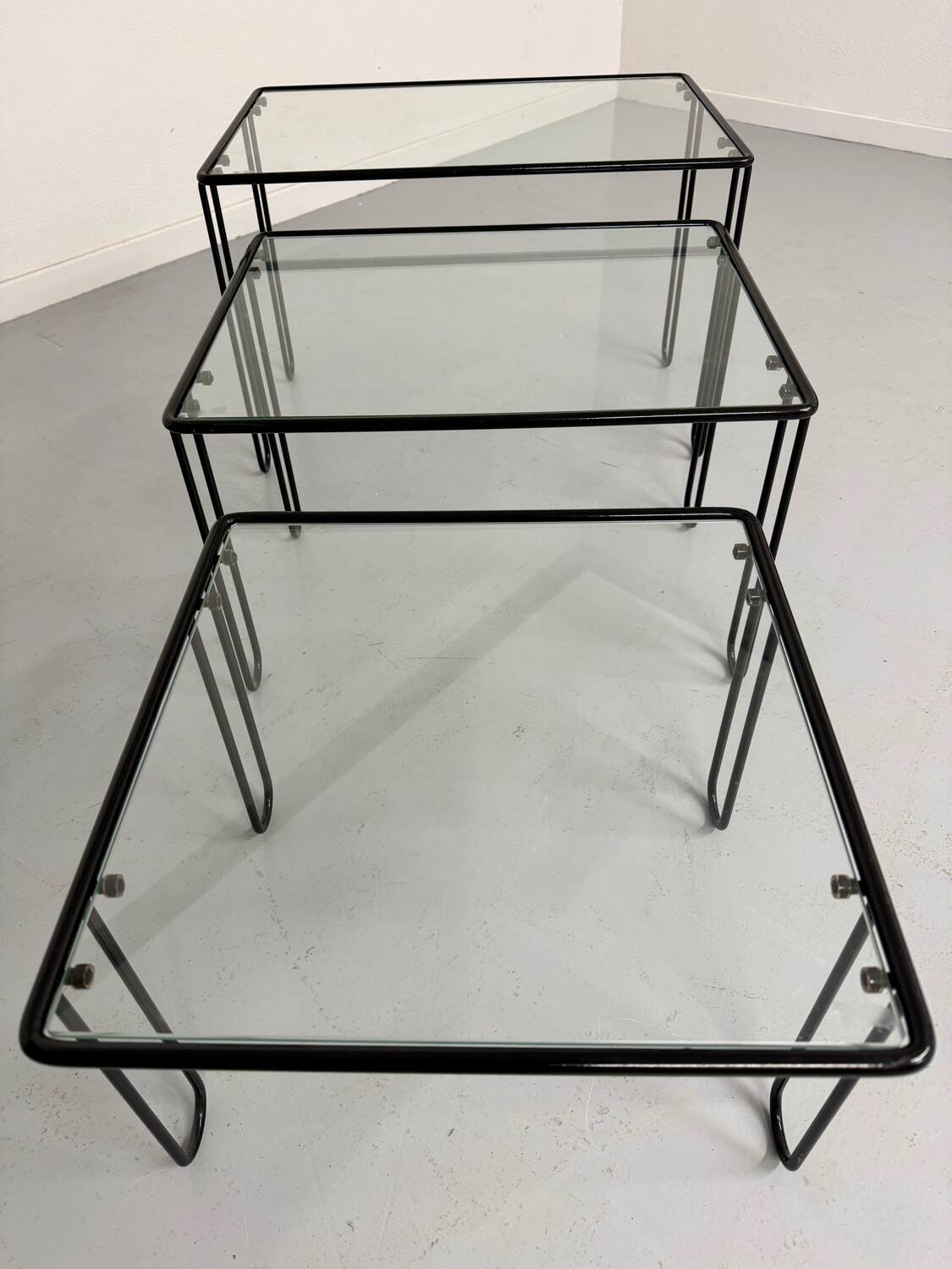 Vintage Italian design nesting coffee table in metal and glass from the 1980s