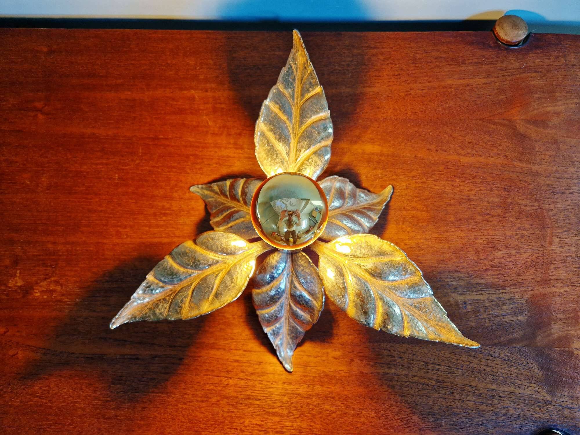 Floral table lamp in brass, design by Willy Daro, Massive, 1970.