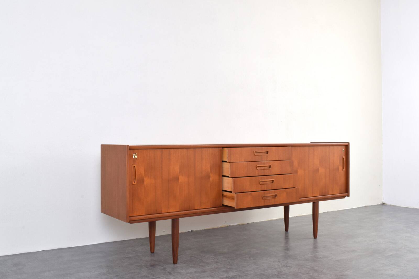 Buffet en teck danois du milieu du siècle, années 1960.