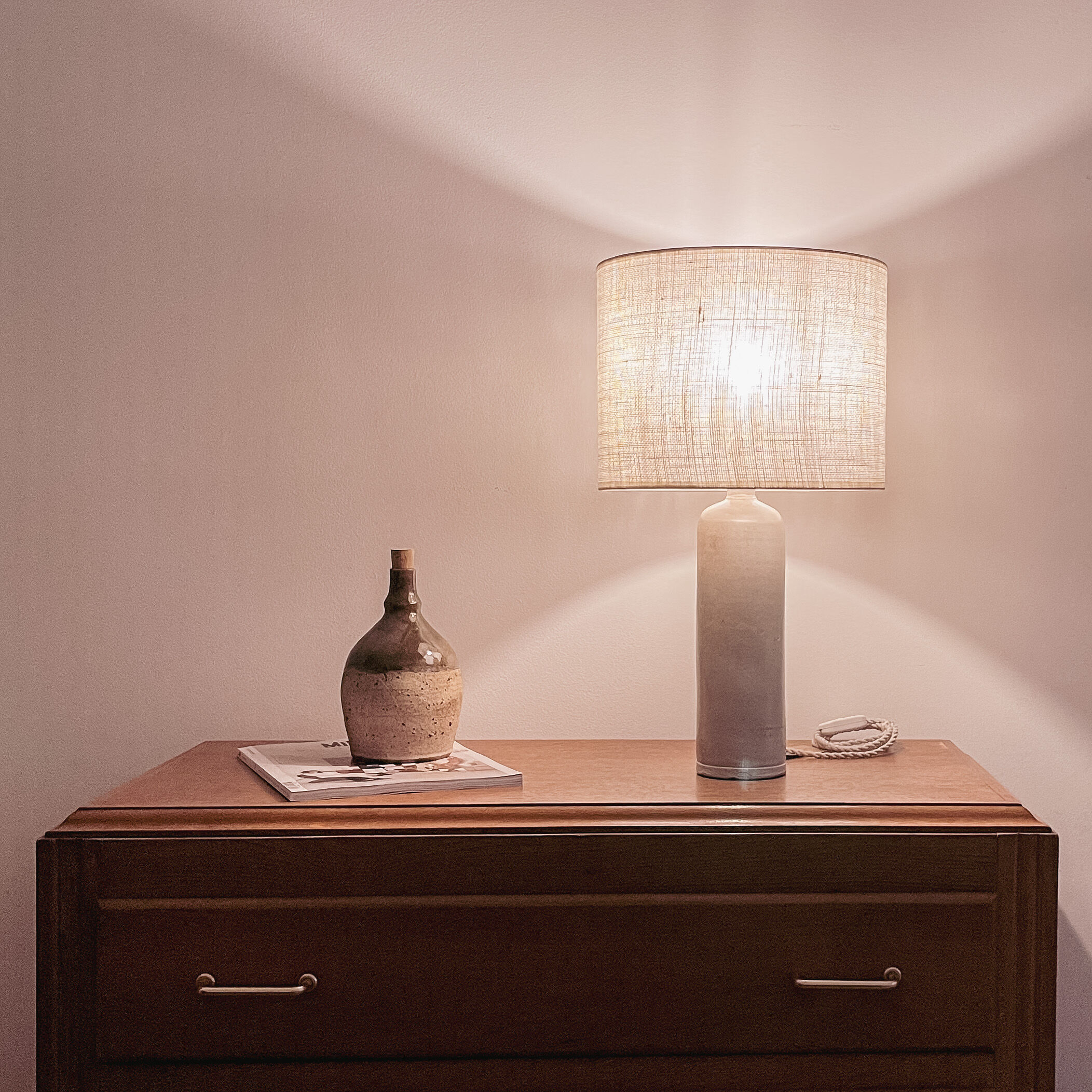 Lampe grès et jute tissée