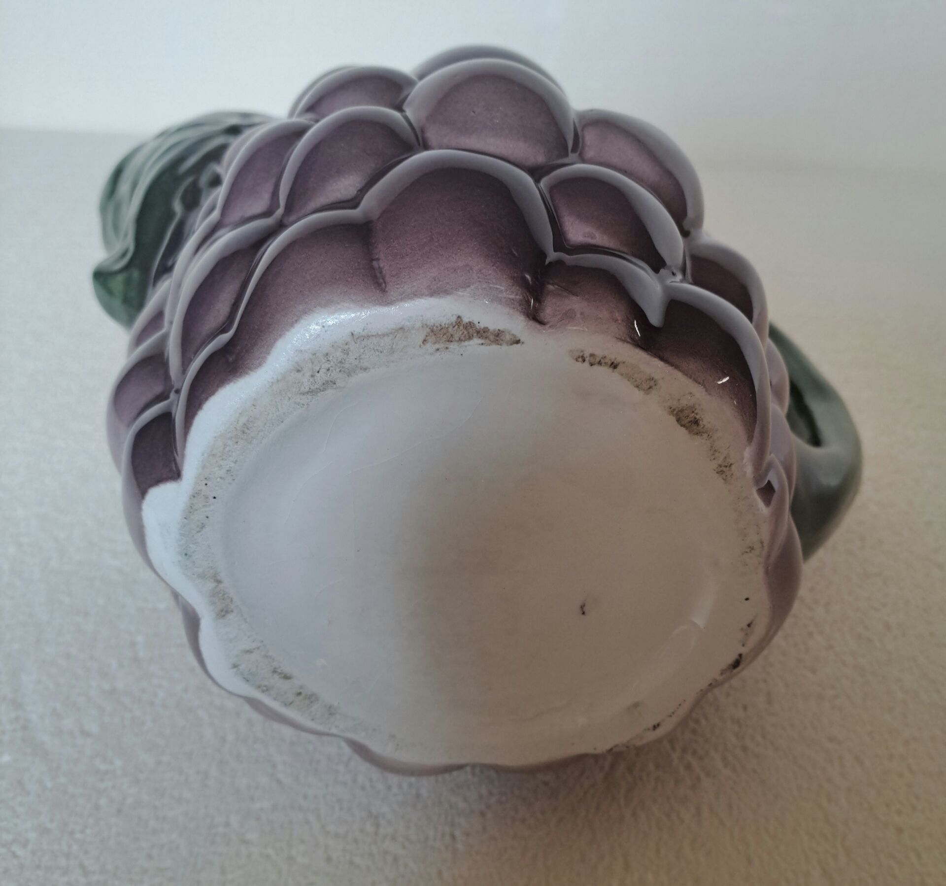 Jug in slipware Grape cluster
