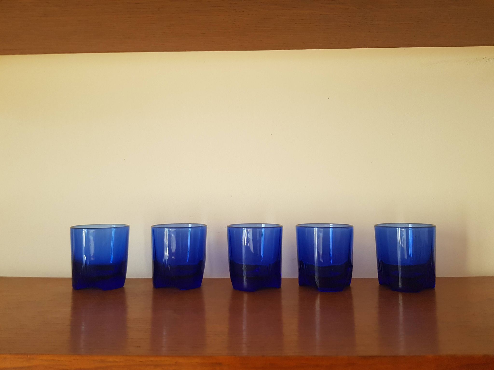 Lors de 5 petits verres en cristal bleu