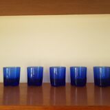 Lors de 5 petits verres en cristal bleu