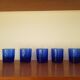 Lors de 5 petits verres en cristal bleu