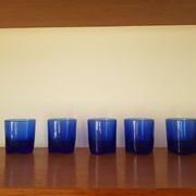 Lors de 5 petits verres en cristal bleu