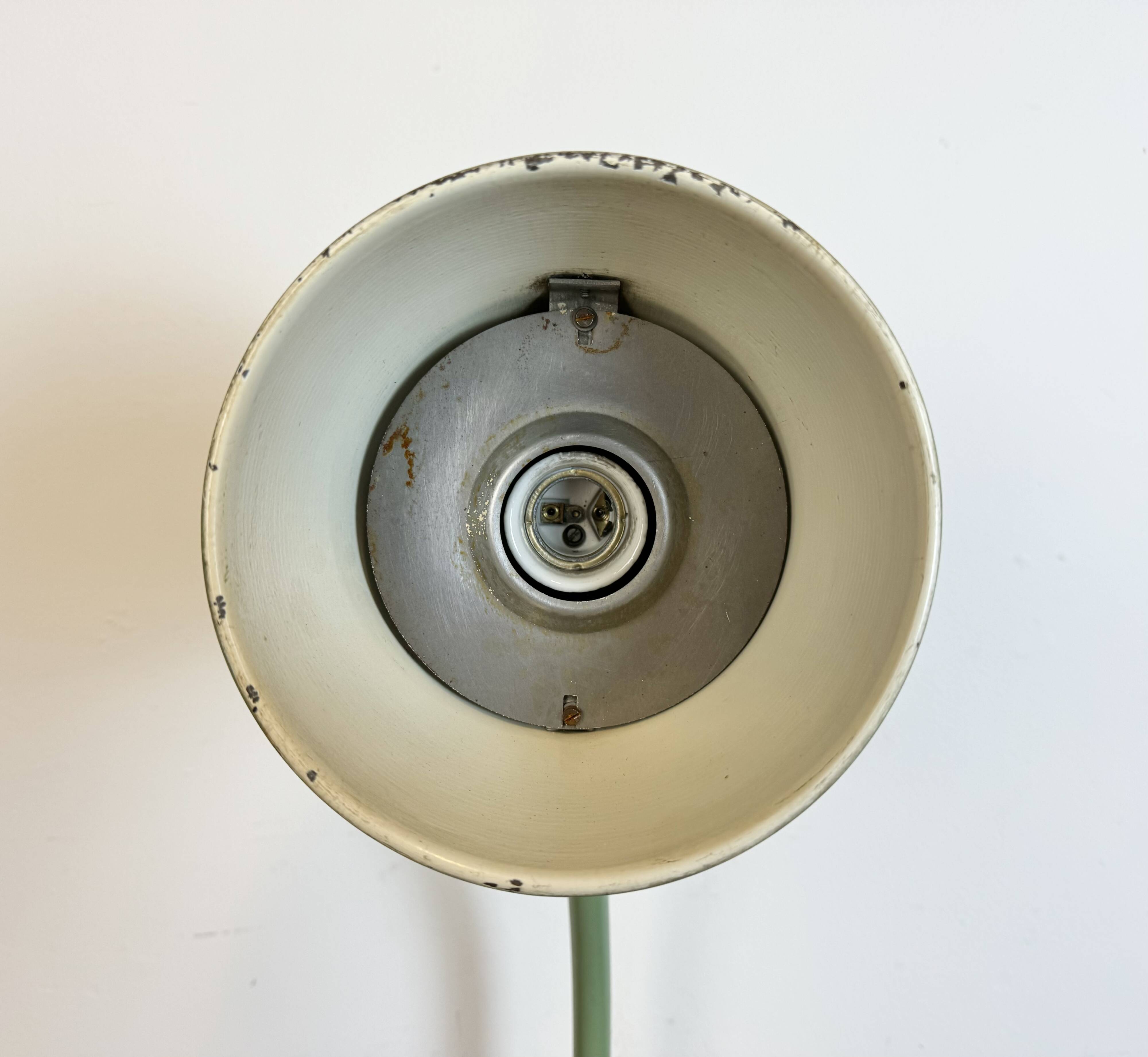Lampe de table d'atelier industriel vert, 1960s
