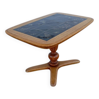 Vintage coffee table made of solid wood and black ceramic from the 1940s/50s.