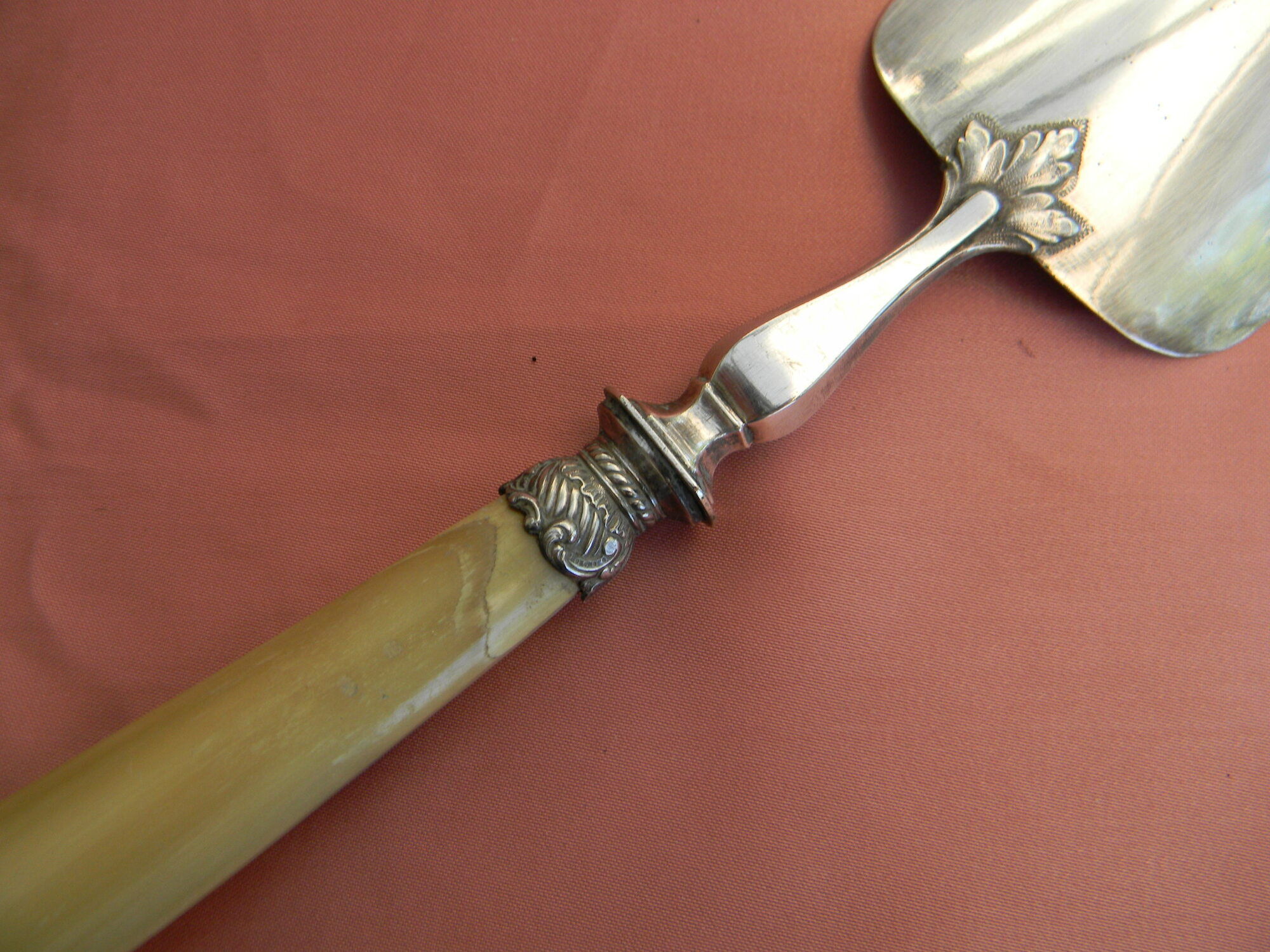 Pie shovel in silver metal