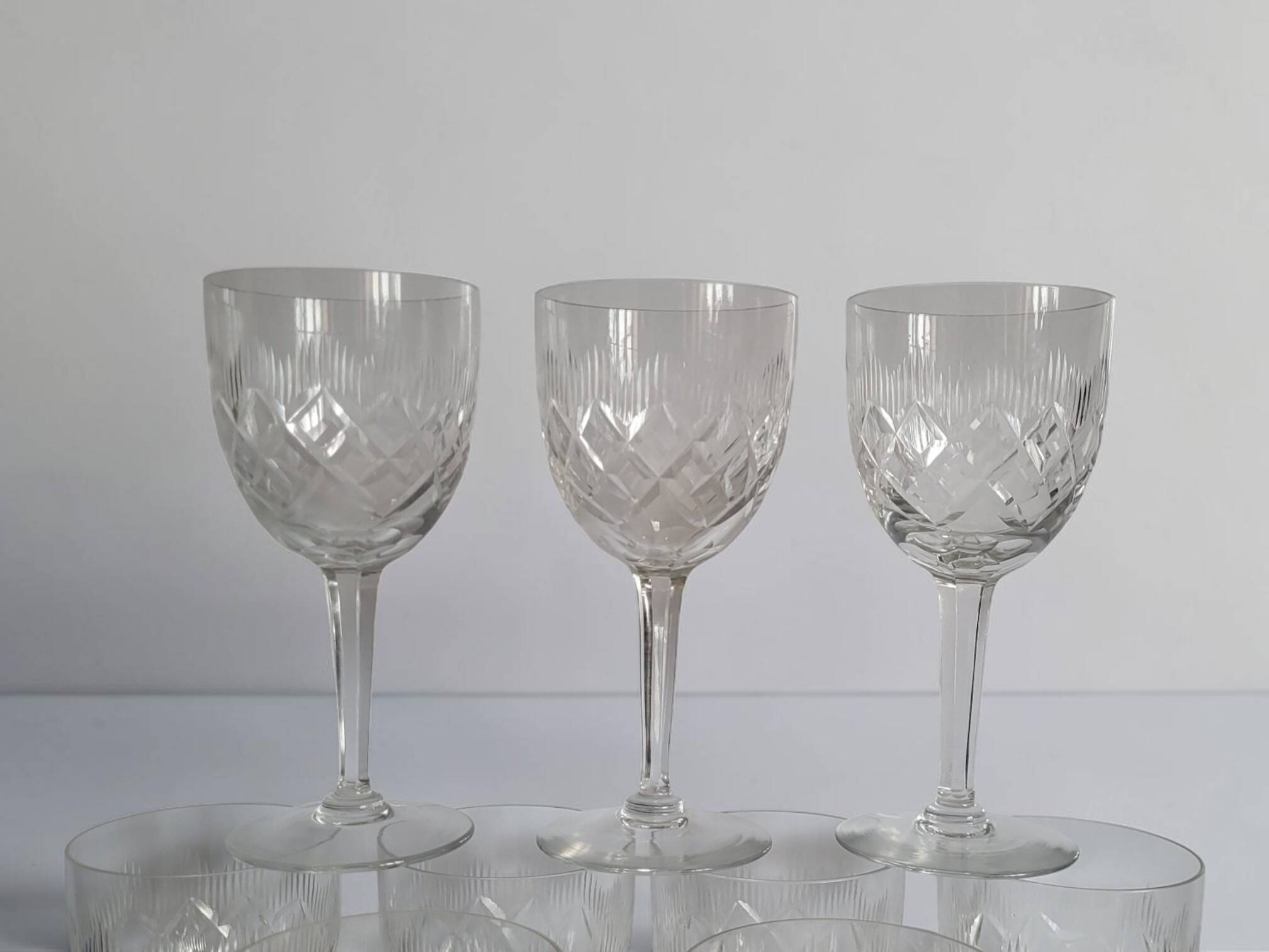 9 verres à vin / eau en cristal taillé