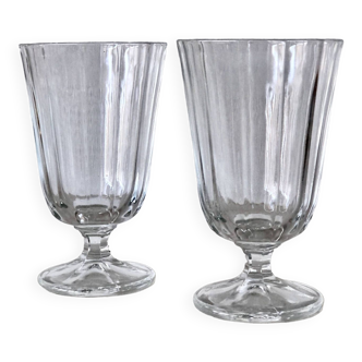 Verres anciens à facettes sur pied