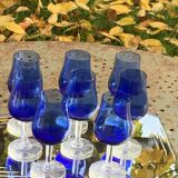 8 verres a porto ou apéritif en verre bleu cobalt et base transparente vintage