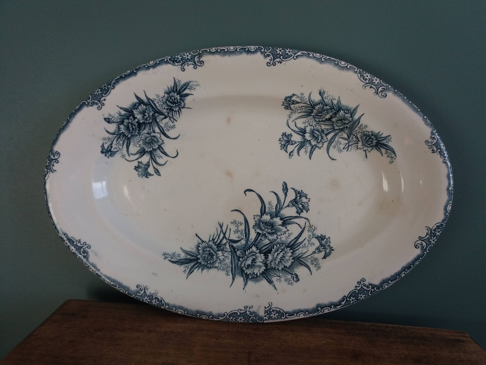 Plat ovale terre de fer, Clairefontaine, décor œillet