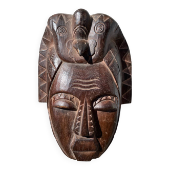 Masque en bois minimaliste oiseau
