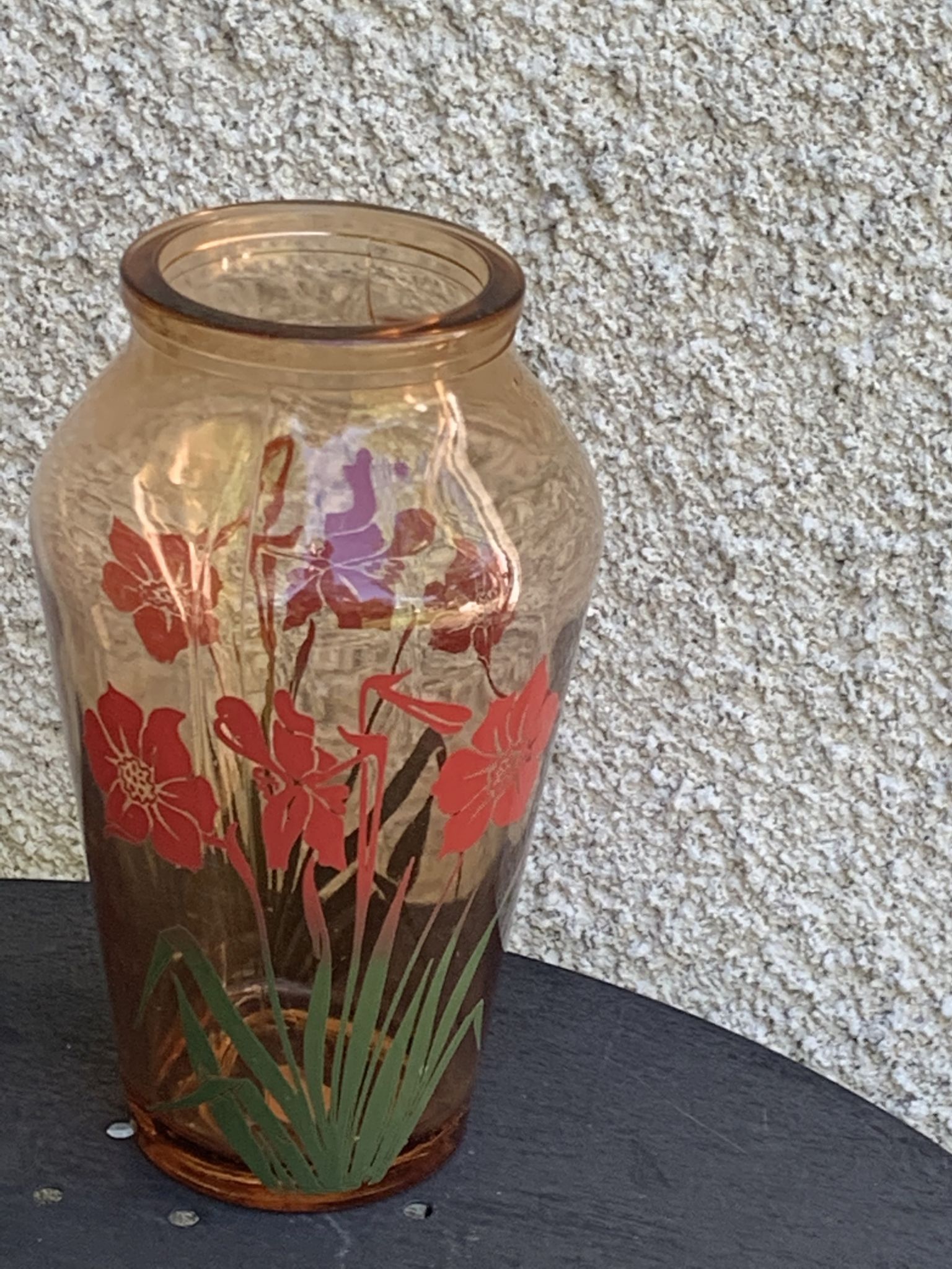 Vase en verre rose à fleurs rouges vintage