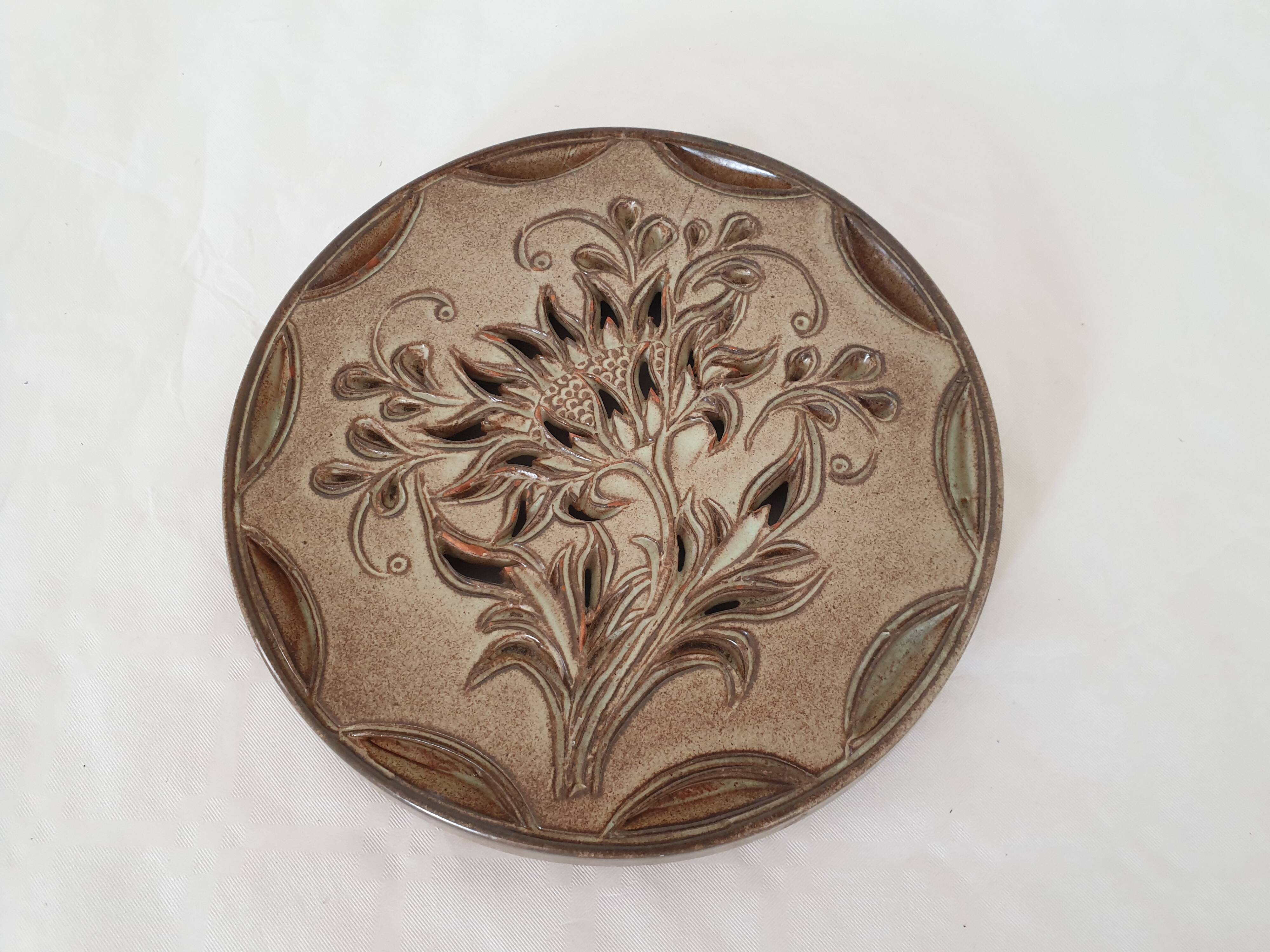 Ceramic trivet with floral motif by Fonck et Matéo (Vallauris)