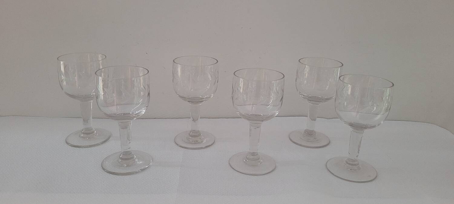 30's stemmed glasses