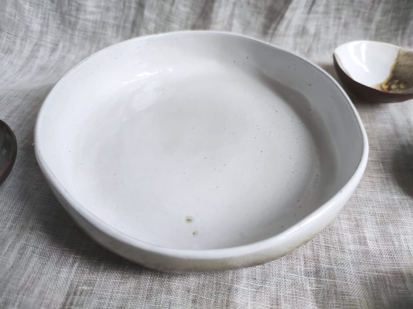 Large dish in white ceramic and earth
