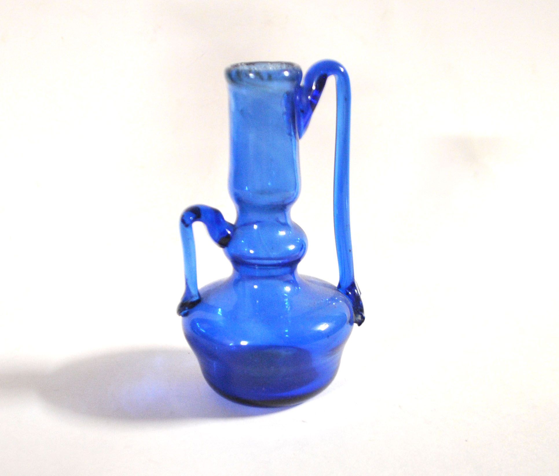 Miniature soliflore vase, antique blown glass in blue, craftsmanship from 1900.