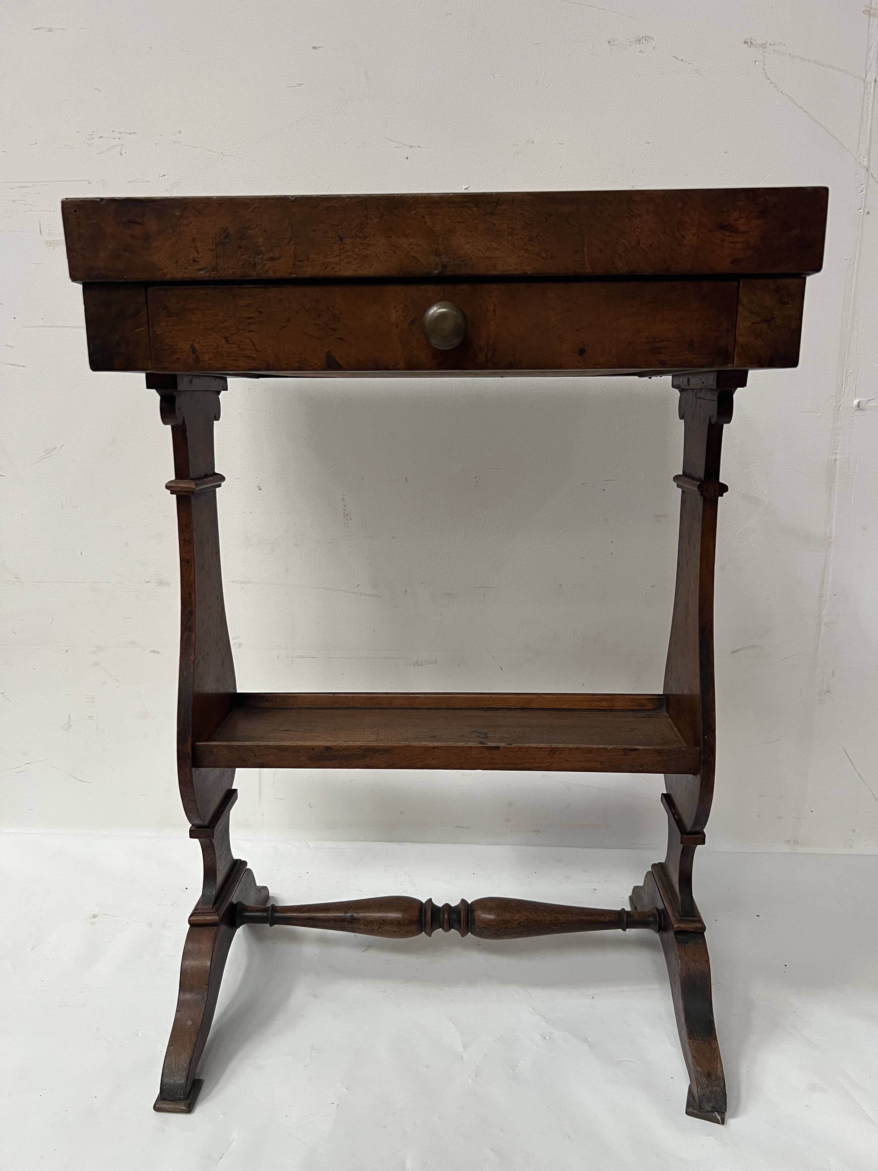 Directoire period work table in solid walnut, 19th century.