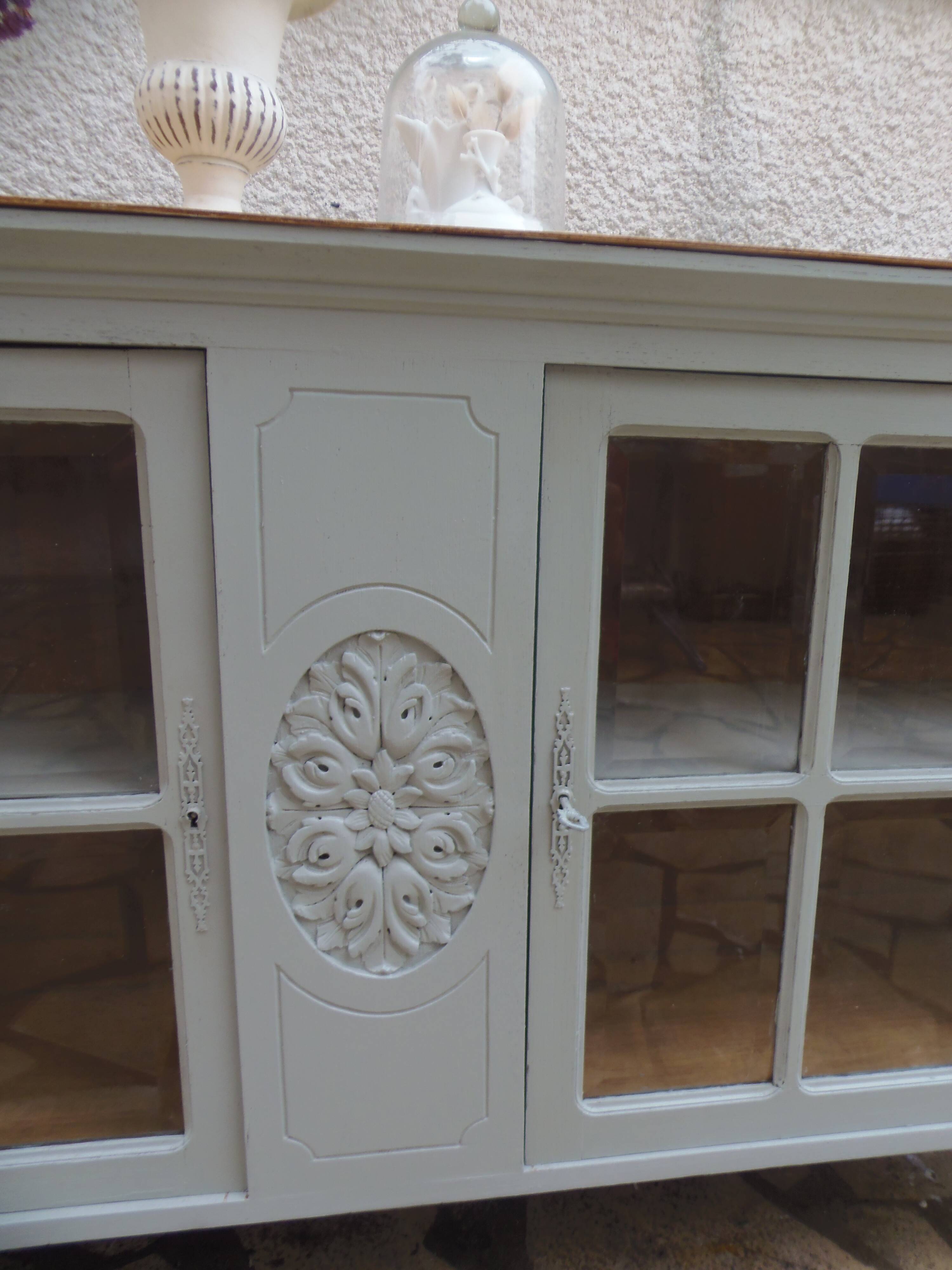 Vitrine vintage de faible profondeur sublimée en vert de gris plateau bois.