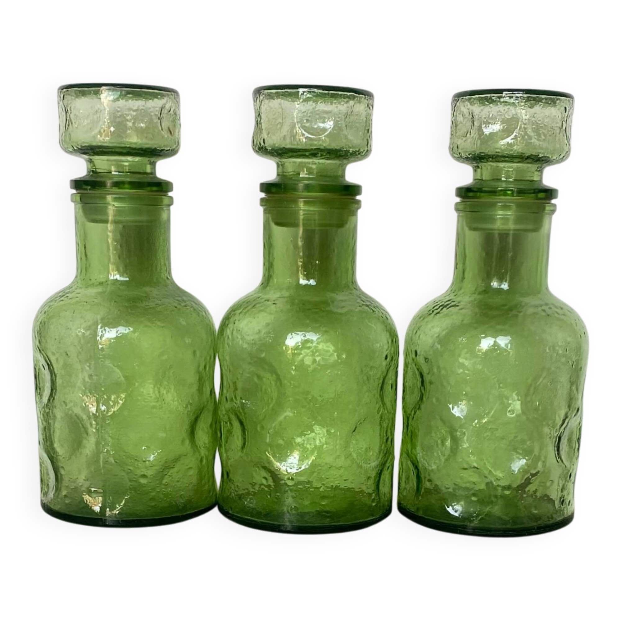 Lot de trois carafes en verre depoli