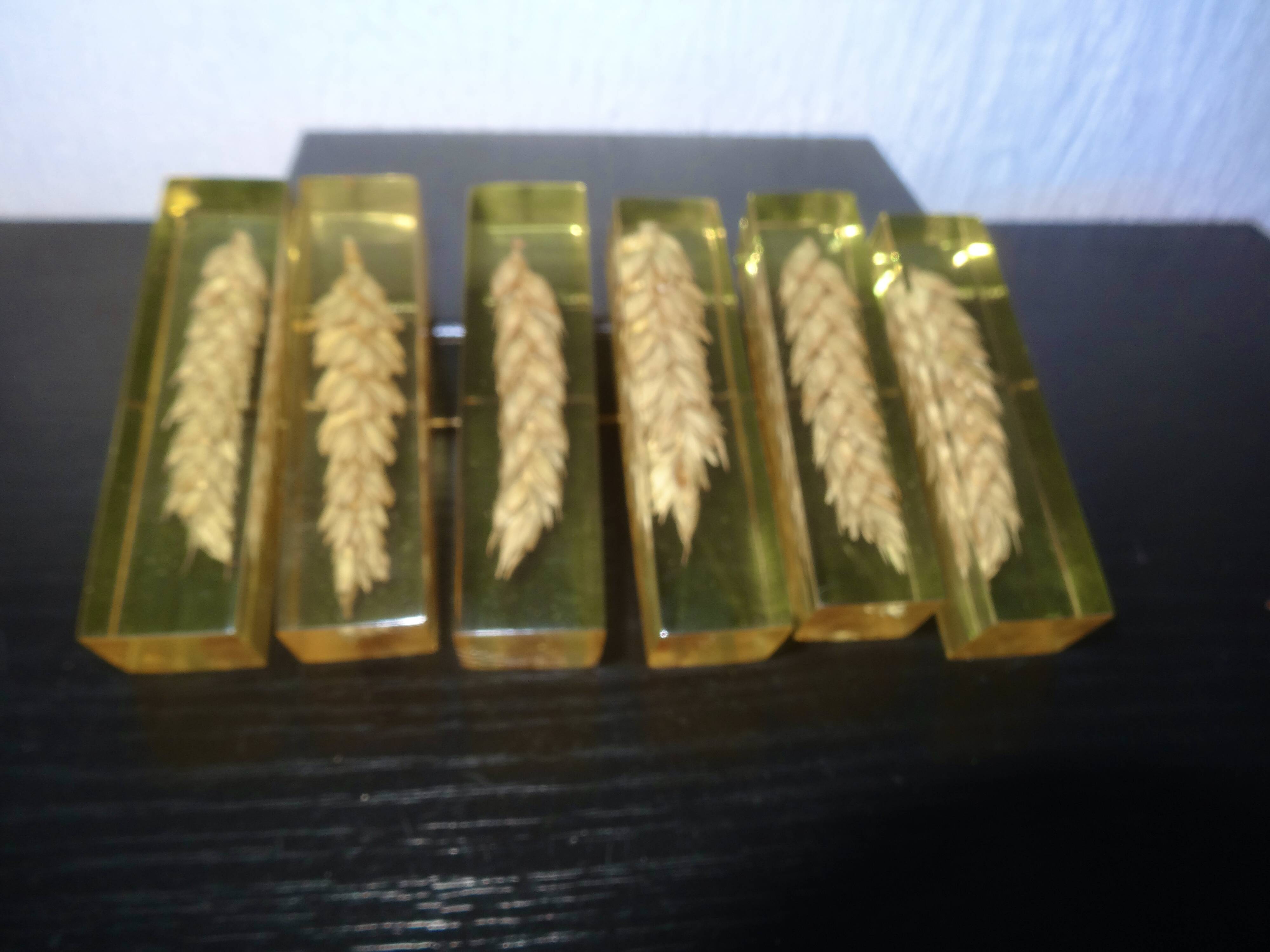 Knife holder inclusions