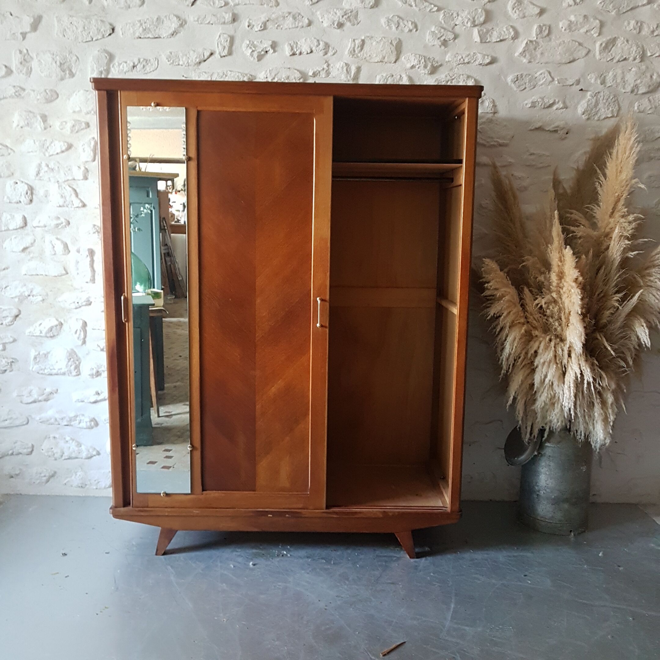 Wardrobe compass foot sliding doors
