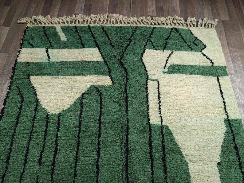 Traditional pure wool rug from Oued Zam, size 150 x 250 cm.