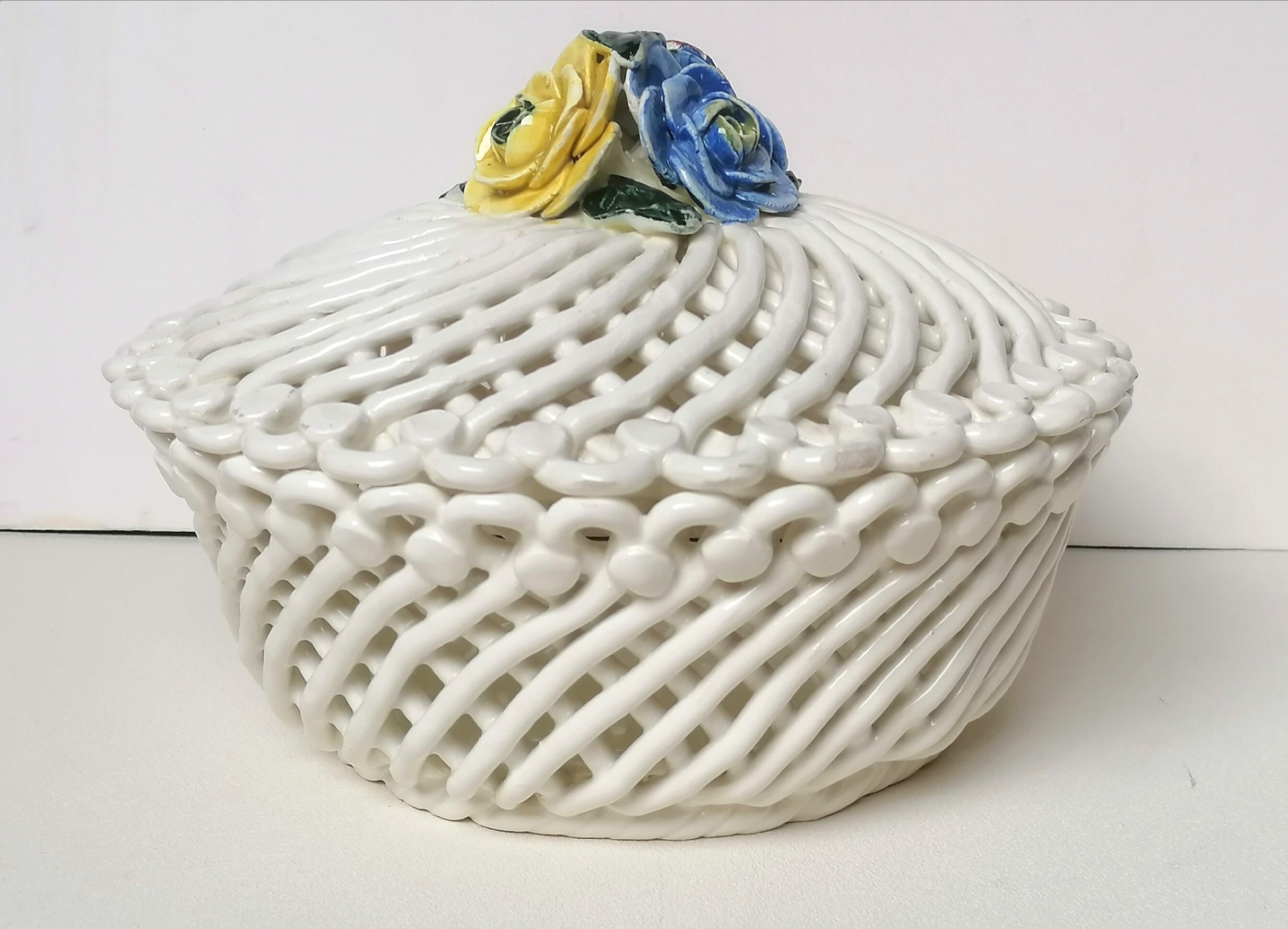 Corbeille en porcelaine tressée vintage