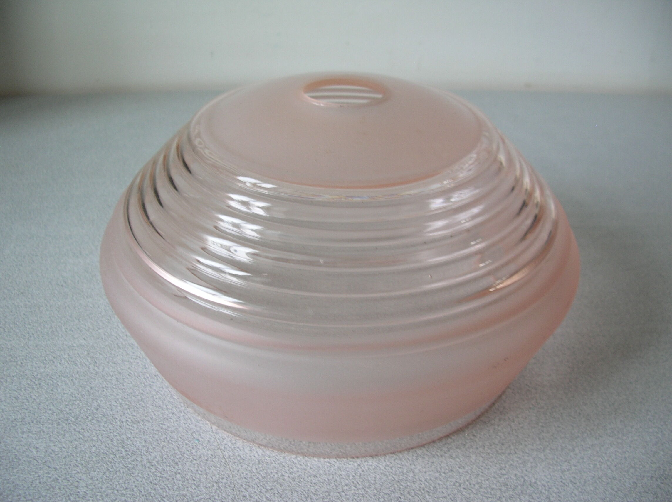 Ancien abat-jour globe en verre rose perlé