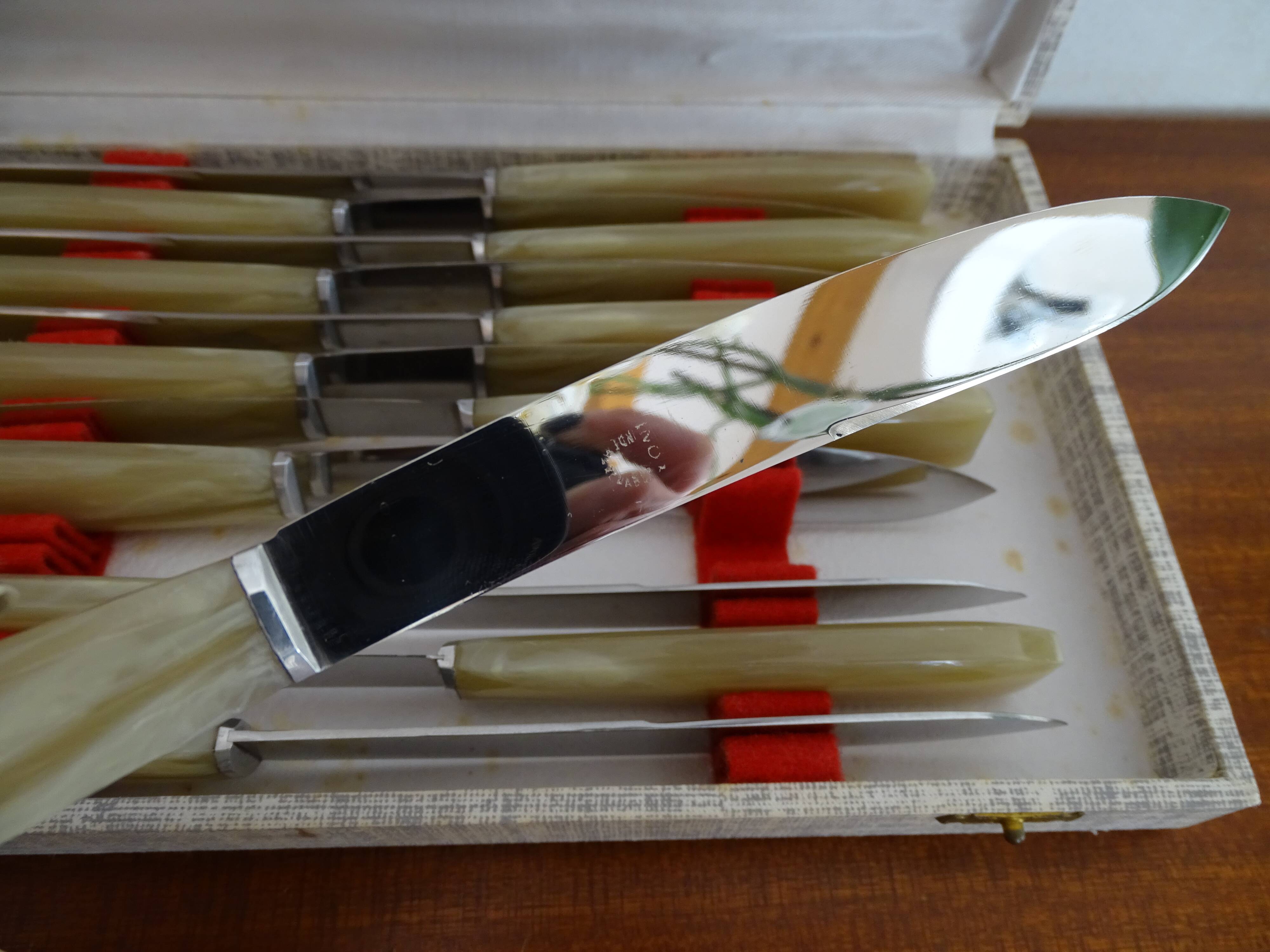 Lot 12 Art Deco style knives in case